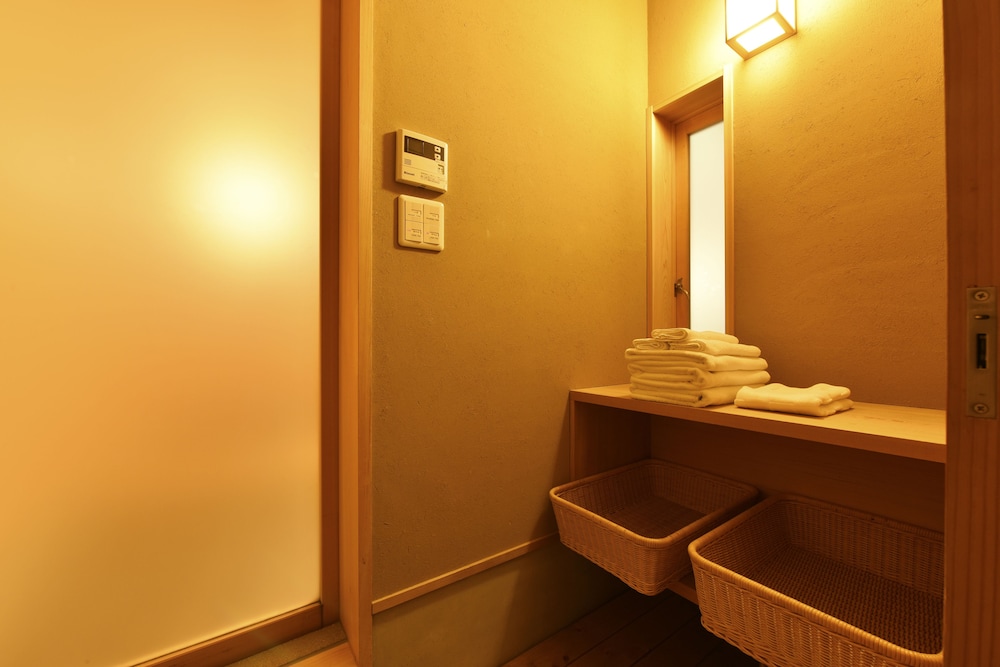 一棟貸し　町家　（シングルベッド2台　布団3式） バスルーム2 | 藏や 清水五条