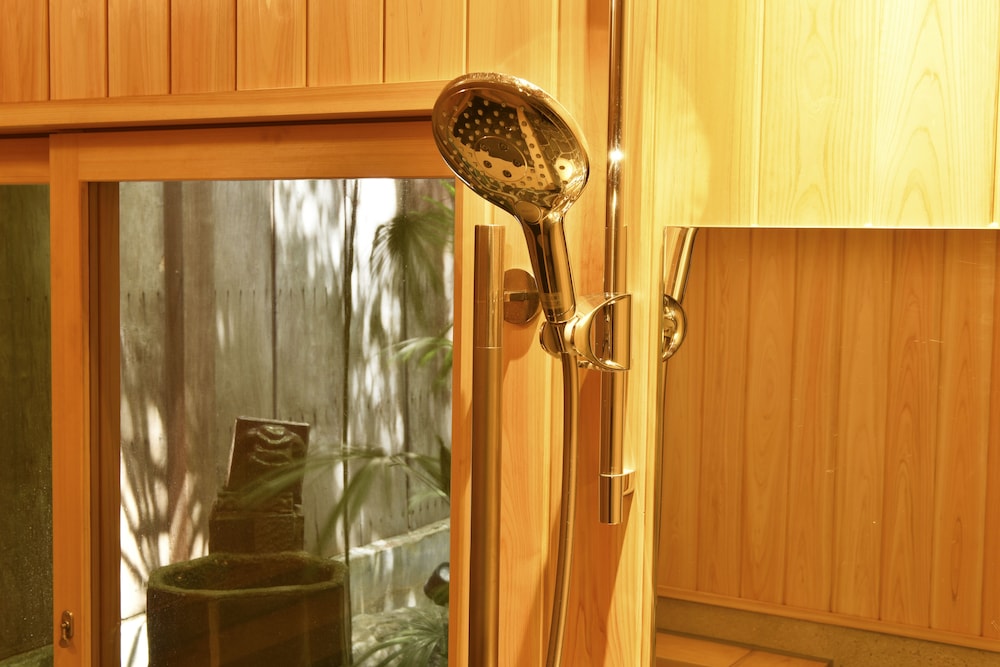 一棟貸し　町家　（シングルベッド2台　布団3式） バスルームのシャワー0 | 藏や 清水五条