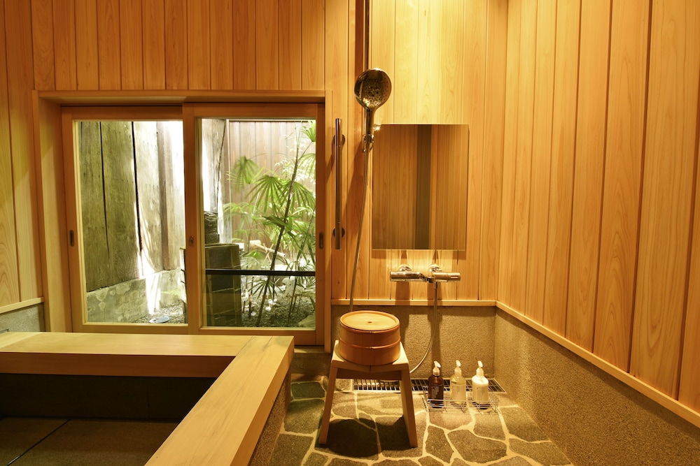 一棟貸し　町家　（シングルベッド2台　布団3式） バスルームの設備2 | 藏や 清水五条