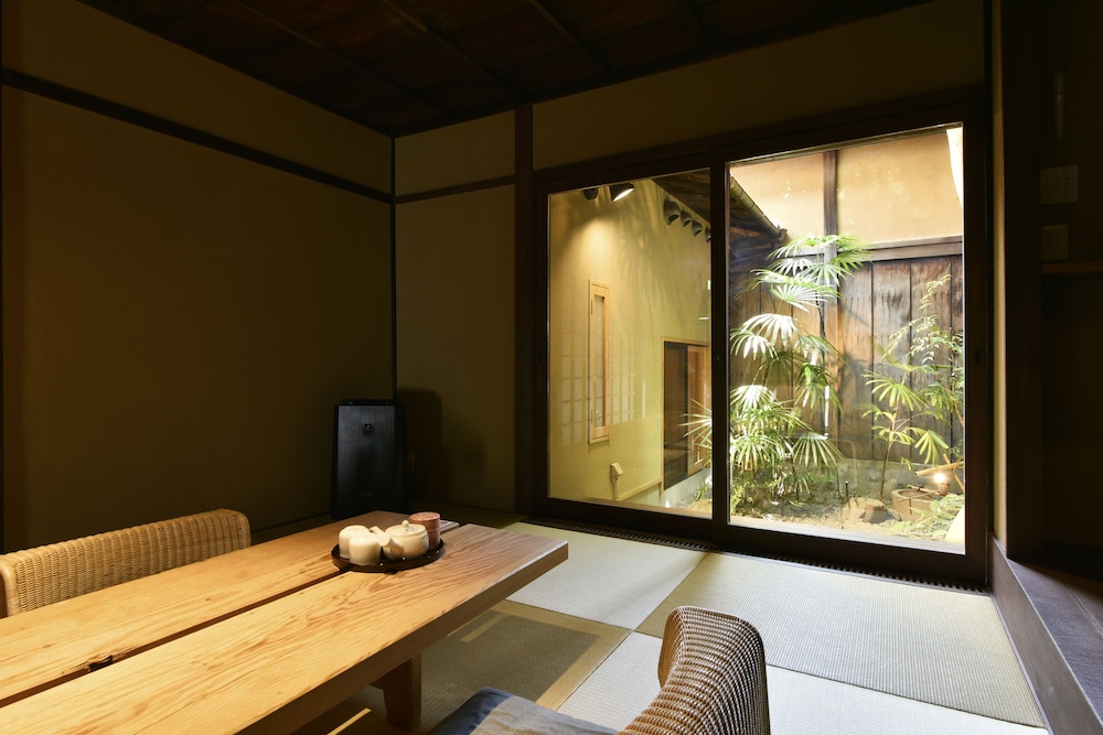 一棟貸し　町家　（シングルベッド2台　布団3式） リビング エリア3 | 藏や 清水五条