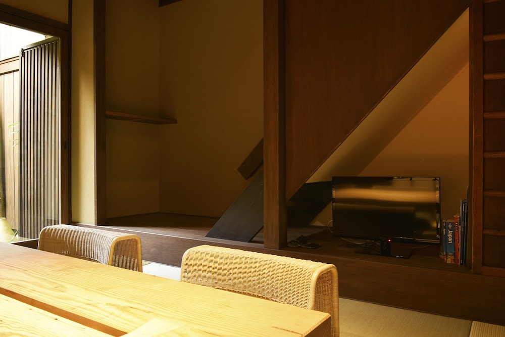 一棟貸し　町家　（シングルベッド2台　布団3式） リビング エリア4 | 藏や 清水五条