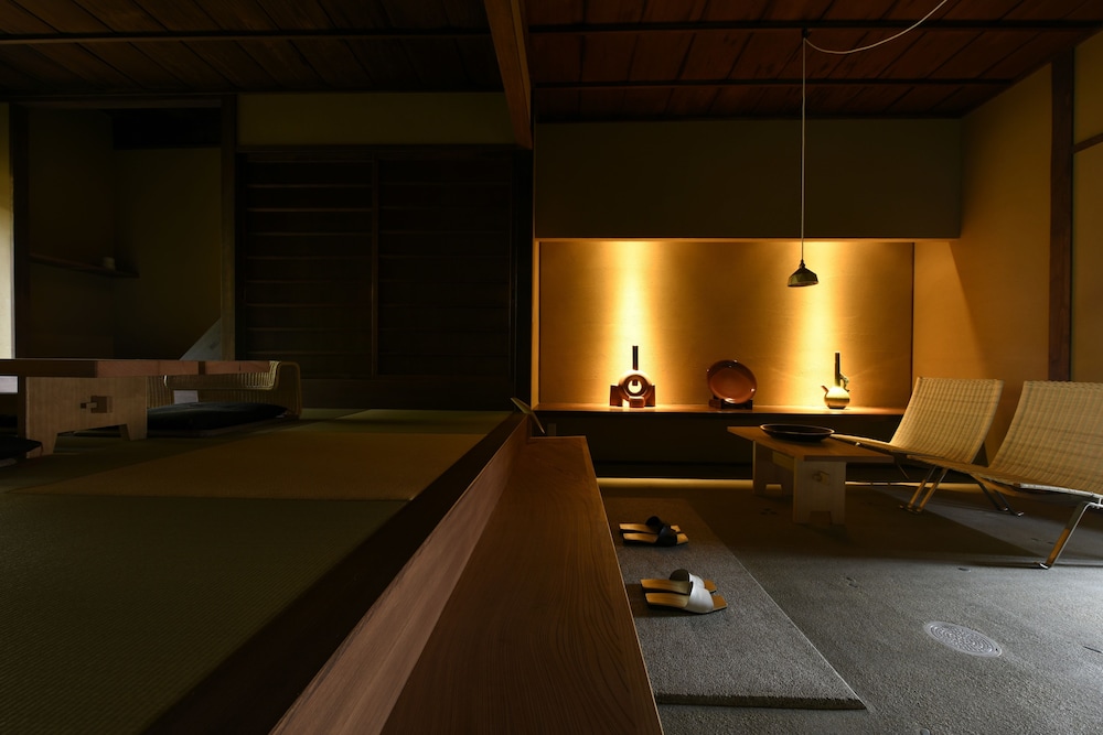 一棟貸し　町家　（シングルベッド2台　布団3式） リビング エリア0 | 藏や 清水五条