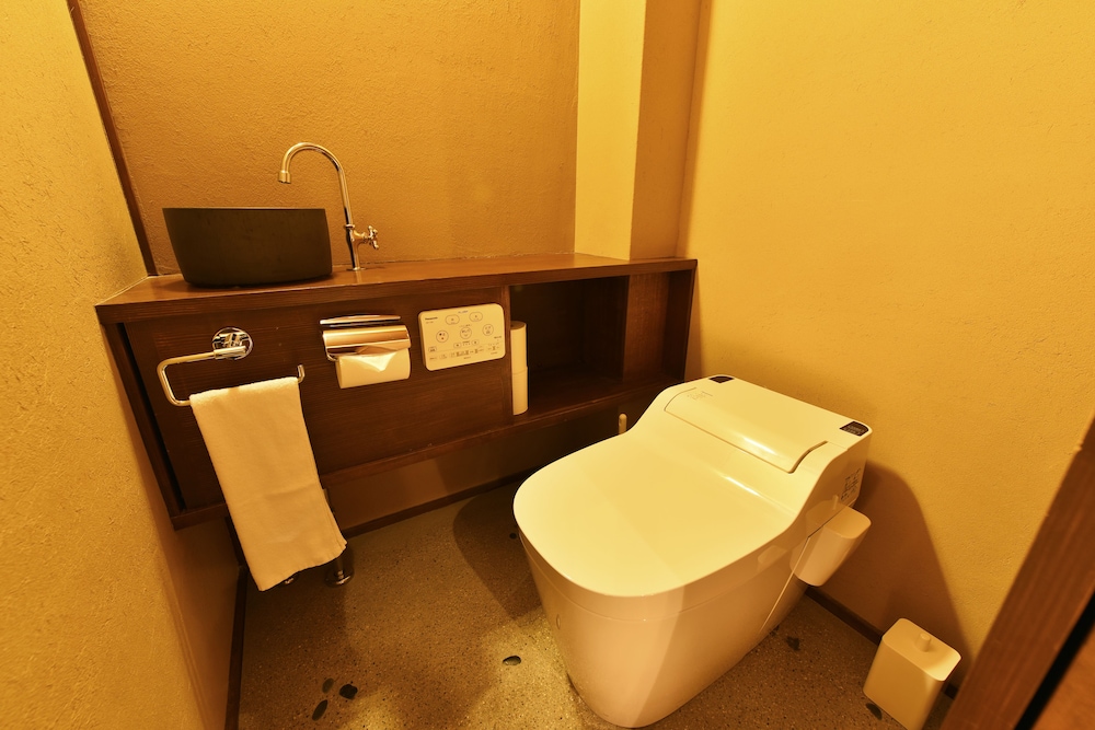 一棟貸し　町家　（シングルベッド2台　布団3式） バスルーム4 | 藏や 清水五条