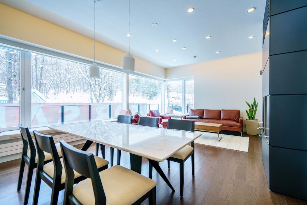 スーペリア コンドミニアム 1 ベッドルーム マウンテンサイド リビング エリア2 | マウンテンサイド白馬