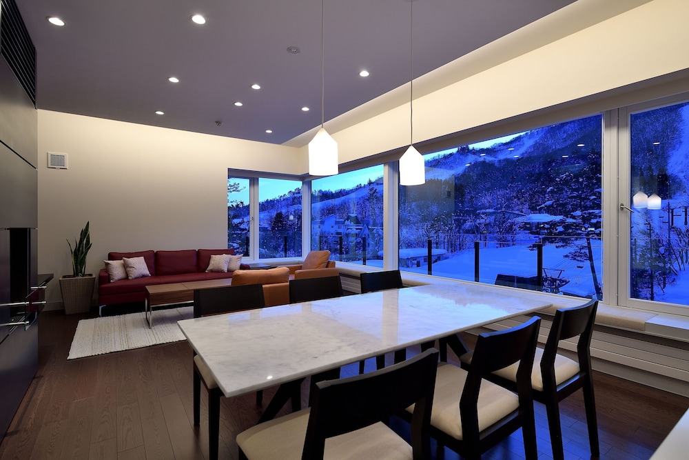 スーペリア コンドミニアム 1 ベッドルーム マウンテンサイド リビングルーム1 | マウンテンサイド白馬