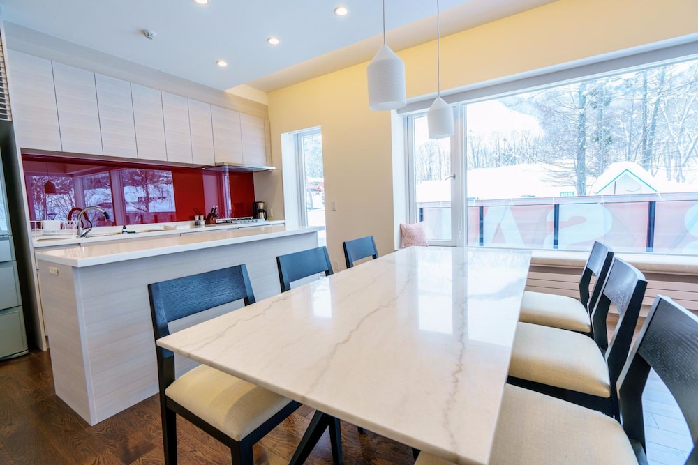 スーペリア コンドミニアム 2 ベッドルーム マウンテンサイド 客室内のダイニングエリア0 | マウンテンサイド白馬