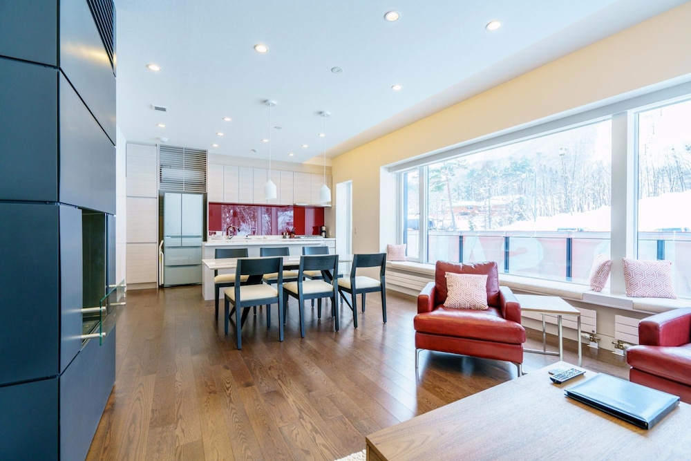 スーペリア コンドミニアム 3 ベッドルーム マウンテンサイド リビング エリア1 | マウンテンサイド白馬