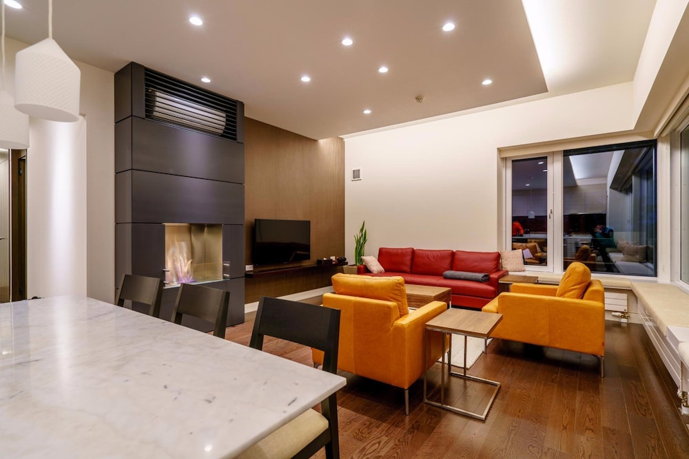 スーペリア コンドミニアム 3 ベッドルーム マウンテンサイド リビング エリア7 | マウンテンサイド白馬