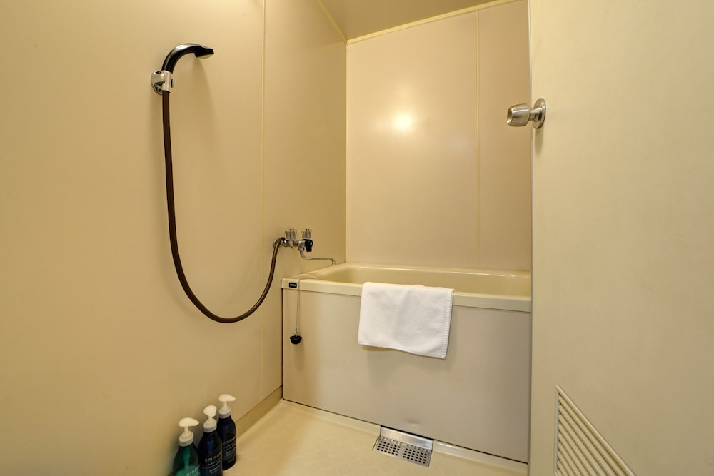 和室 (禁煙、夕食付きの場合18時までにチェックインをお願いします) バスルーム2 | 観光ホテルタマル