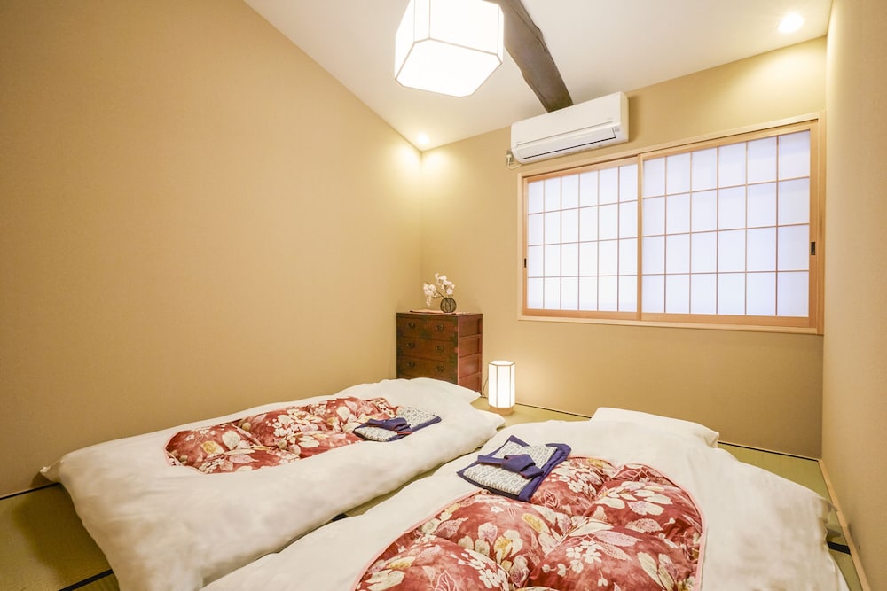 町屋　（ベッド + 布団） 客室1 | 鈴 西若松