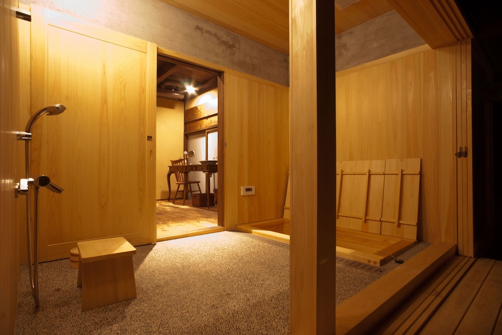 町屋一棟貸し (ベッド + 布団) バスルーム0 | 京都旅庵 然