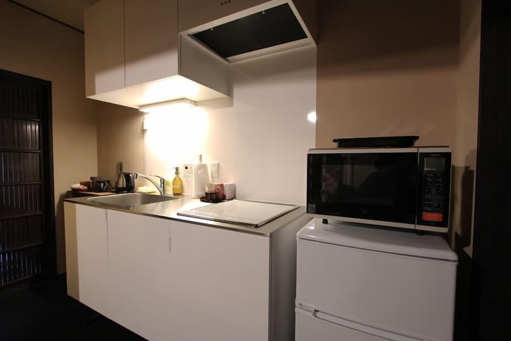 町家一棟貸し 専用キッチン0 | 東山 不頼庵 京町家の宿