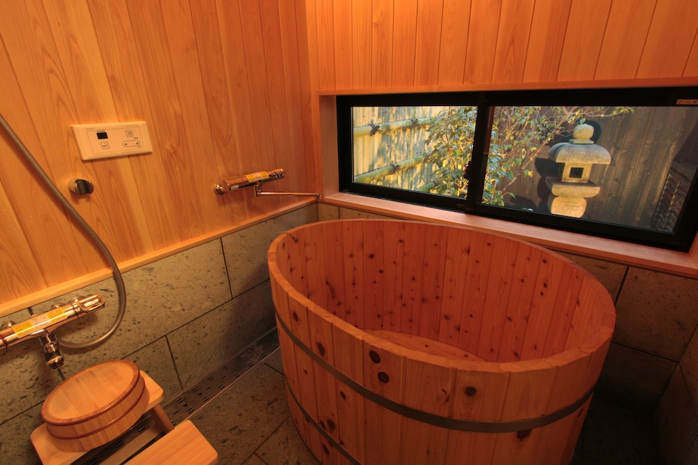 町家一棟貸し 深めの浴槽0 | 東山 不頼庵 京町家の宿