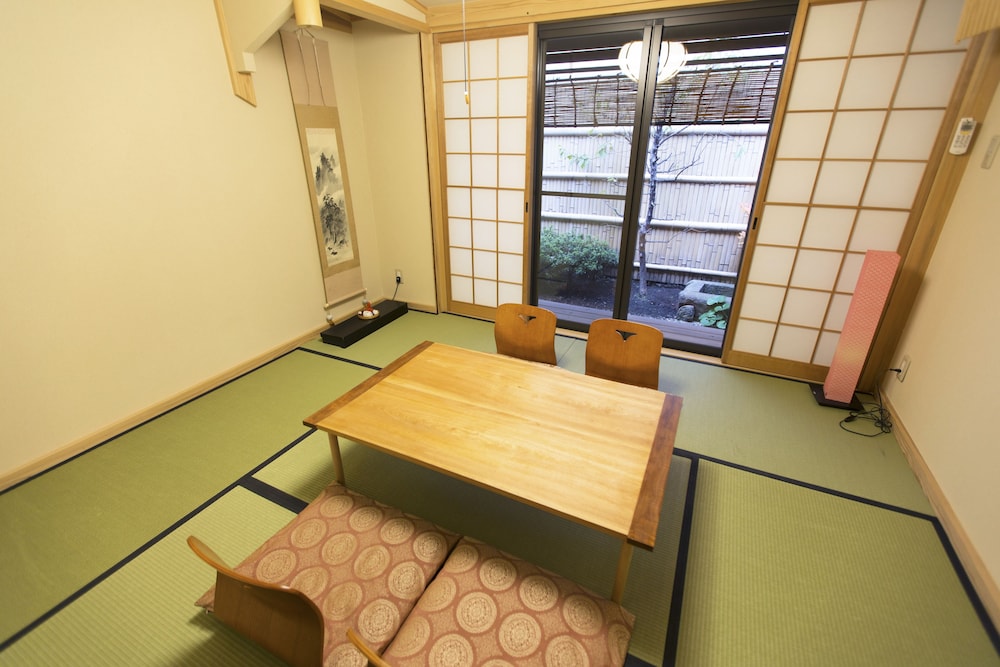町家一棟貸し (ベッド+布団) 客室2 | 京宿家 豊園 くれない庵