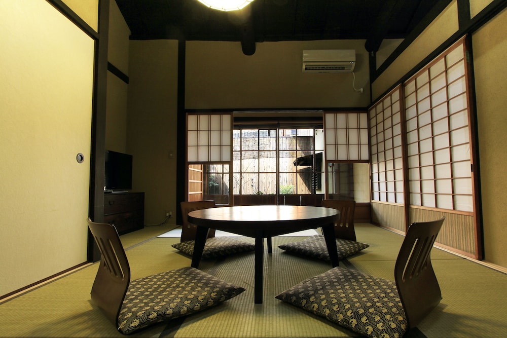 町屋　西対 (ベッド + 布団) 客室2 | 平安宮内裏の宿