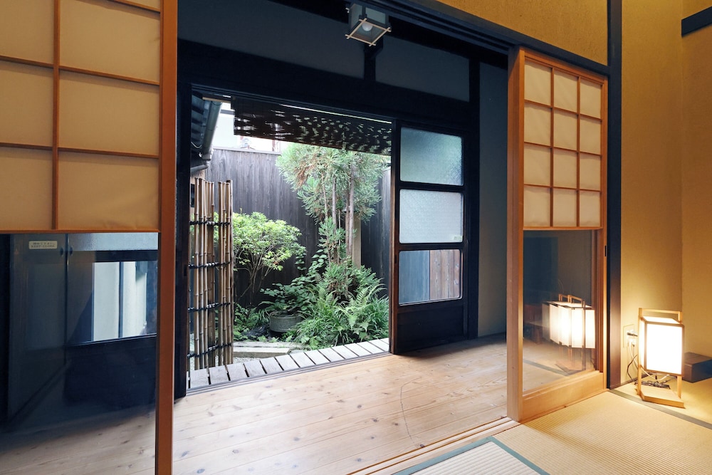 町屋　参の局 (ベッド + 布団) 客室14 | 平安宮内裏の宿