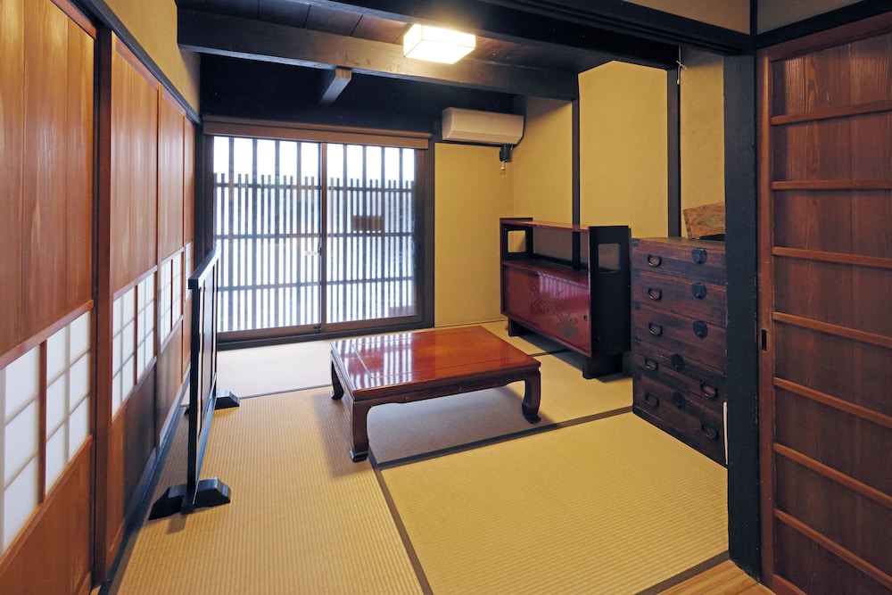 町屋　西対 (ベッド + 布団) 客室12 | 平安宮内裏の宿