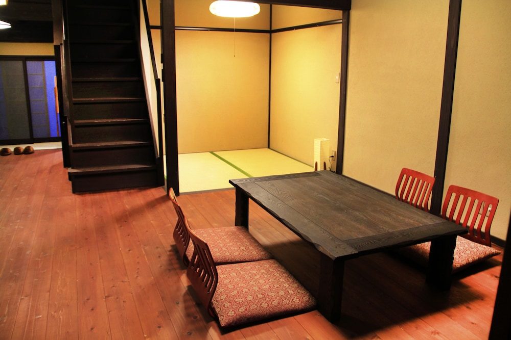 町屋　南邸 (ベッド + 布団) 客室2 | 平安宮内裏の宿