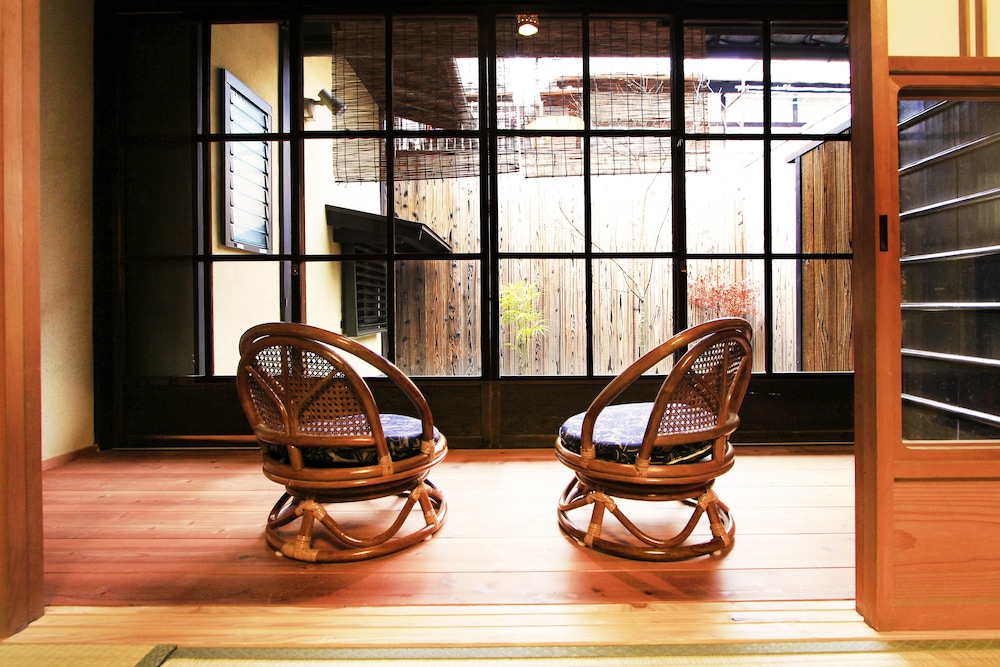 町屋　東対 (ベッド + 布団) 客室3 | 平安宮内裏の宿