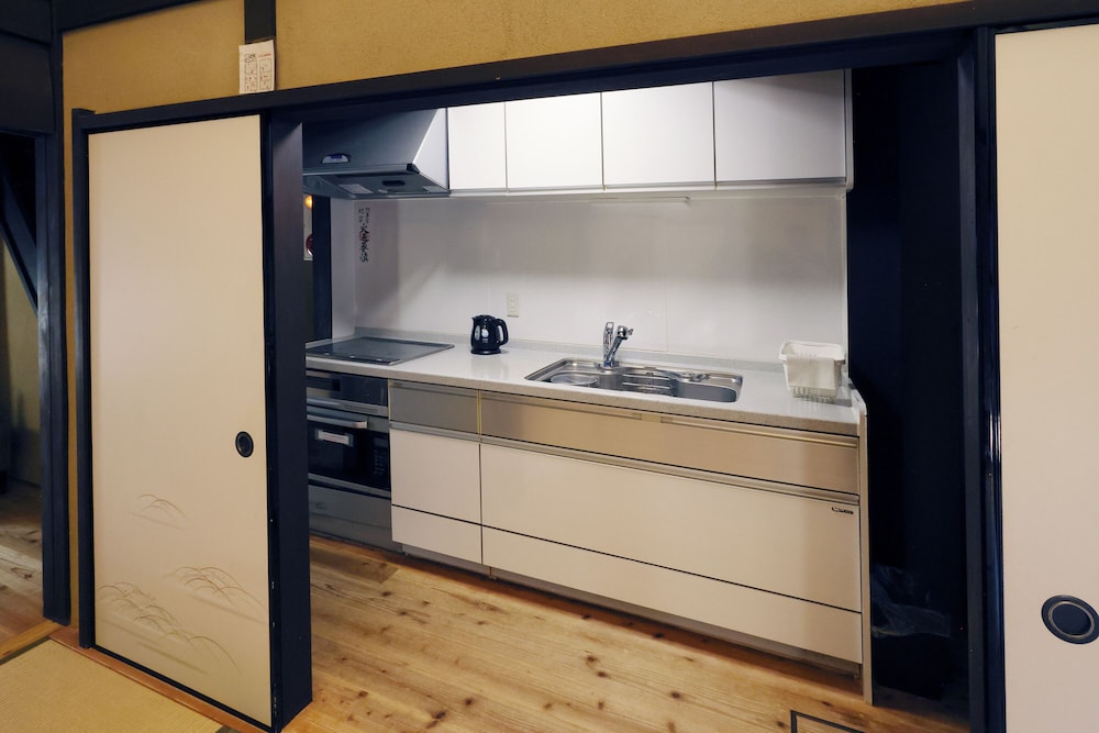 町屋　参の局 (ベッド + 布団) 客室3 | 平安宮内裏の宿