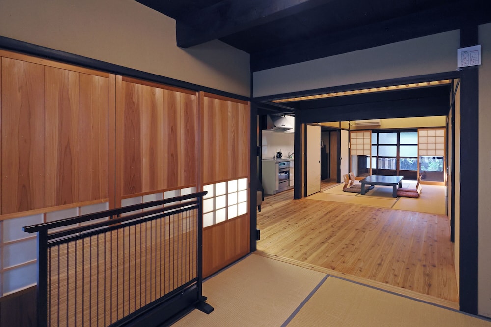 町屋　参の局 (ベッド + 布団) 客室12 | 平安宮内裏の宿