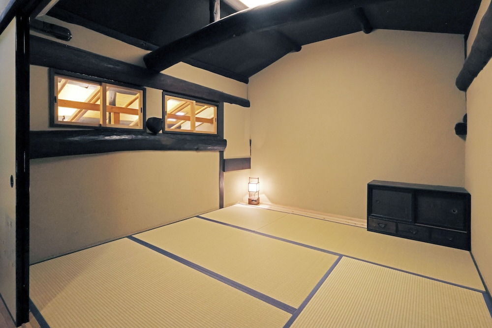 町屋　参の局 (ベッド + 布団) 客室10 | 平安宮内裏の宿