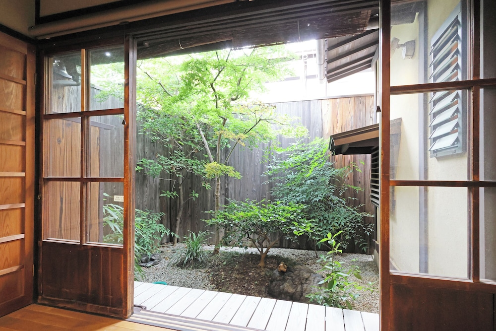 町屋　西対 (ベッド + 布団) 客室8 | 平安宮内裏の宿