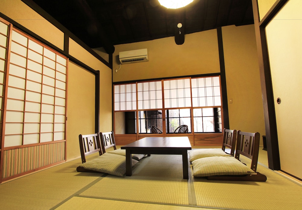 町屋　東対 (ベッド + 布団) 客室1 | 平安宮内裏の宿