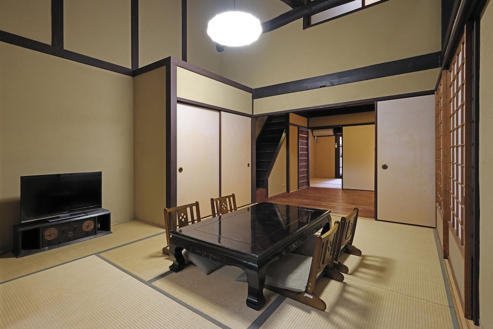 町屋　東対 (ベッド + 布団) 客室8 | 平安宮内裏の宿