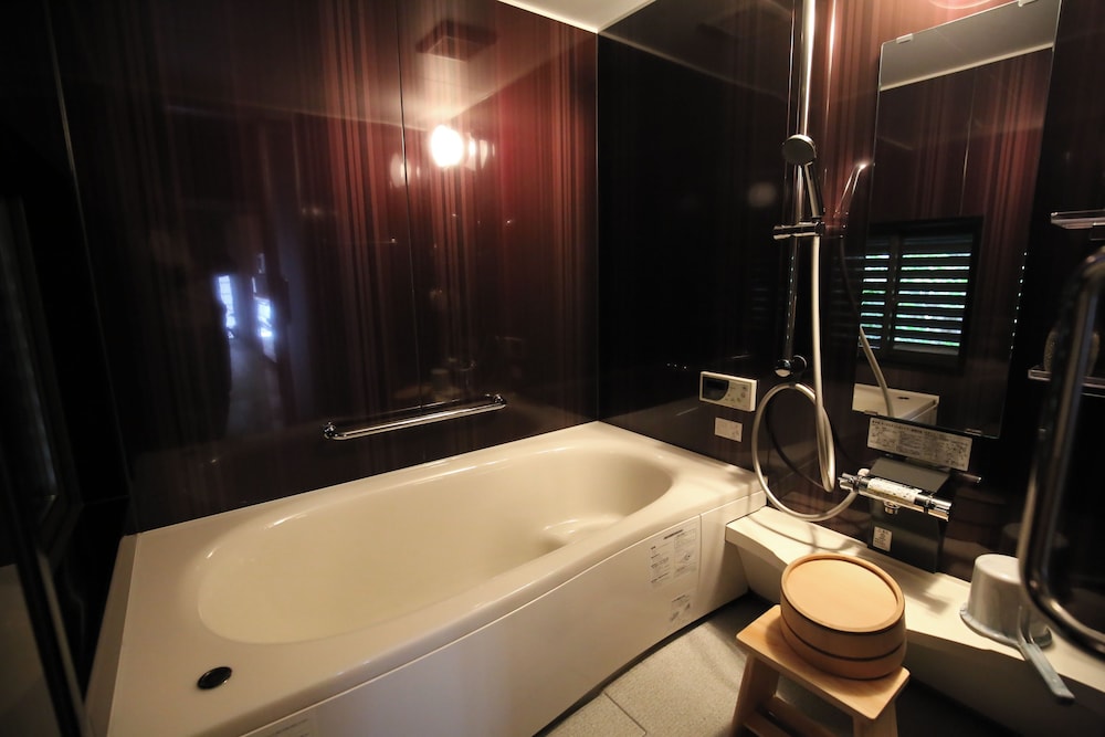 町屋　西対 (ベッド + 布団) バスルーム2 | 平安宮内裏の宿