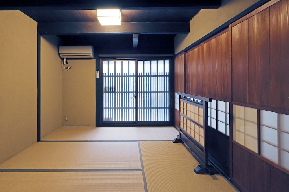 町屋　東対 (ベッド + 布団) 客室13 | 平安宮内裏の宿