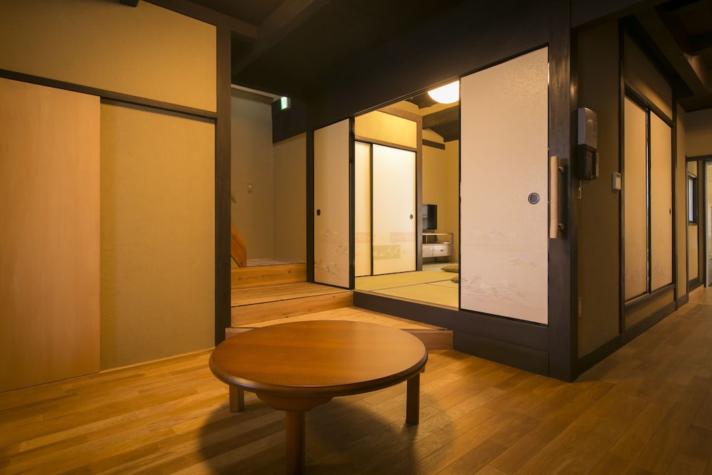 町屋　弐の局 (ベッド + 布団) 客室1 | 平安宮内裏の宿