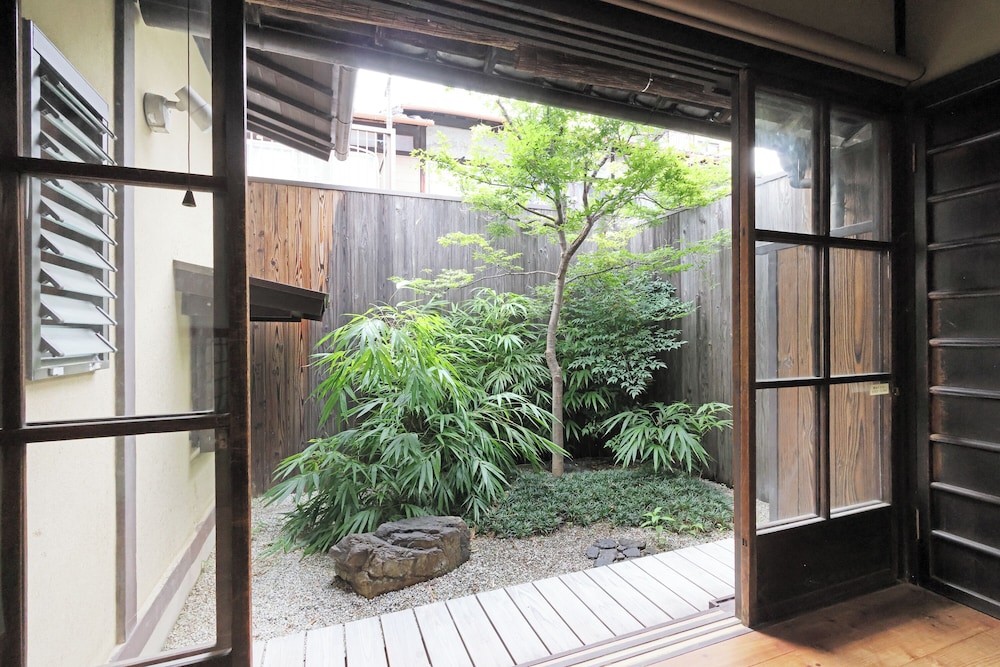 町屋　東対 (ベッド + 布団) 客室16 | 平安宮内裏の宿