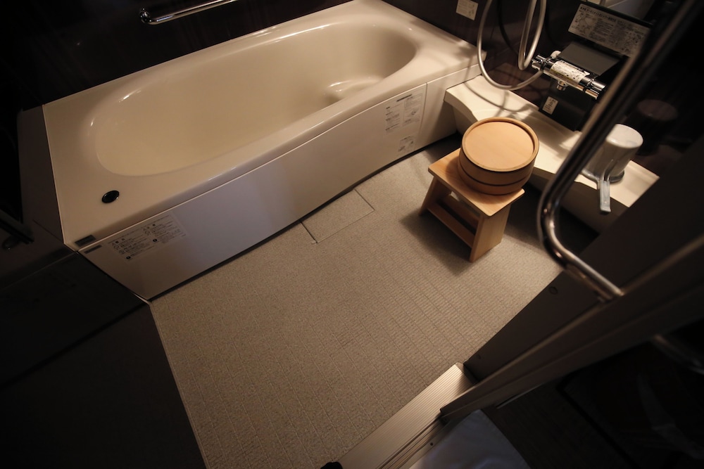 町屋　西対 (ベッド + 布団) バスルーム1 | 平安宮内裏の宿