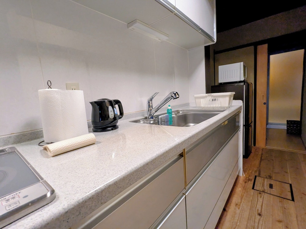 町屋　参の局 (ベッド + 布団) 専用キッチン1 | 平安宮内裏の宿