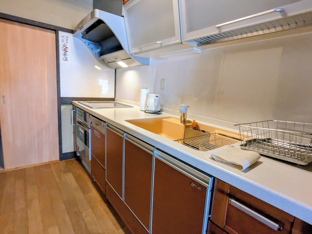 町屋　弐の局 (ベッド + 布団) 専用キッチン0 | 平安宮内裏の宿