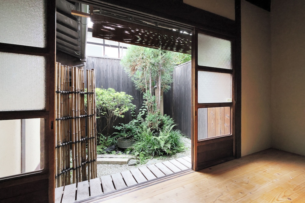 町屋　参の局 (ベッド + 布団) 客室13 | 平安宮内裏の宿