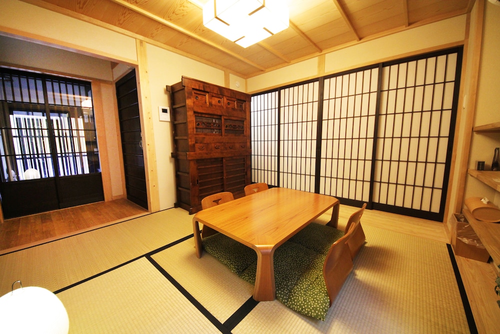 町屋一棟貸し（ベッド + 布団） 客室2 | 朱雀 若草庵