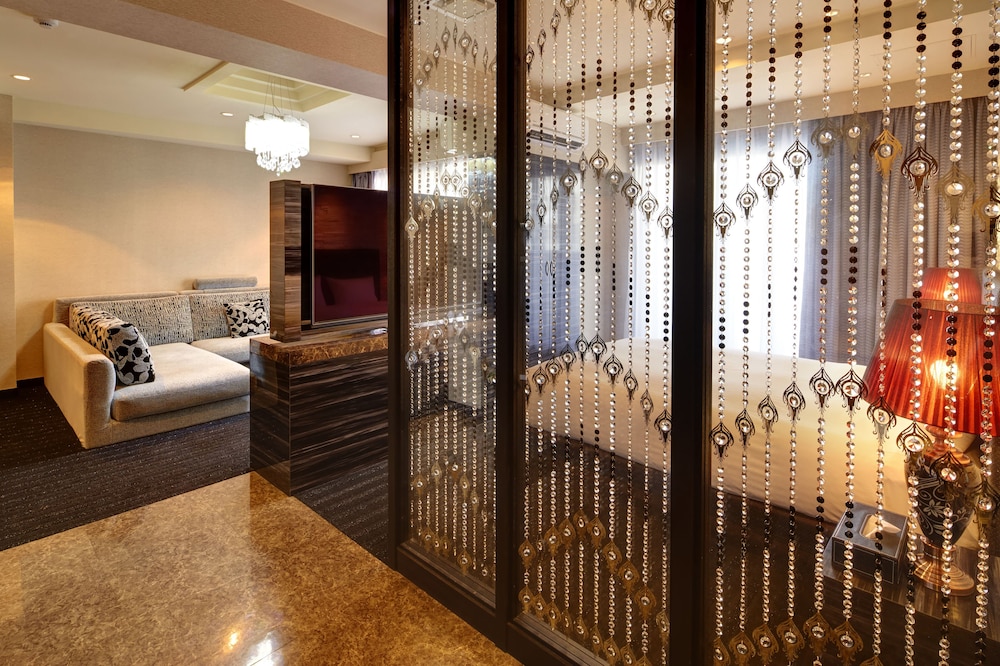 エグゼクティブ ルーム クイーンベッド 1 台 バルコニー 客室3 | シークレット ハウス牧志