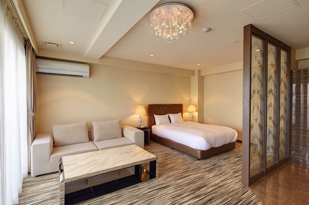 プレミアム ルーム ダブルベッド 1 台 バルコニー | シークレット ハウス牧志