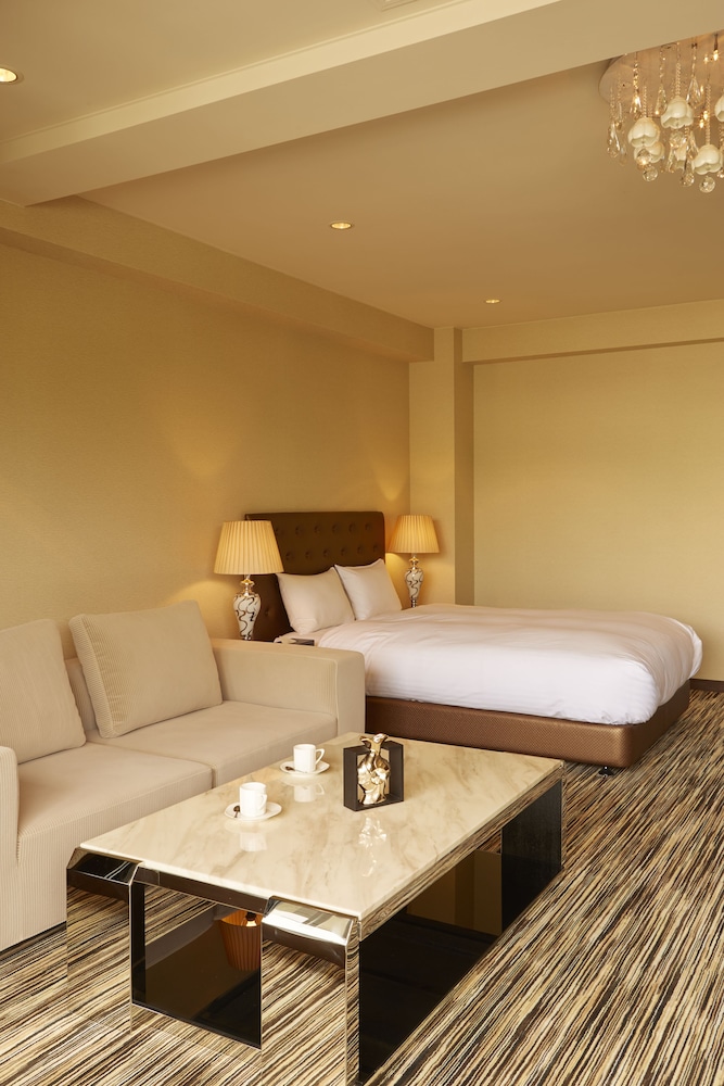 プレミアム ルーム ダブルベッド 1 台 バルコニー 客室4 | シークレット ハウス牧志