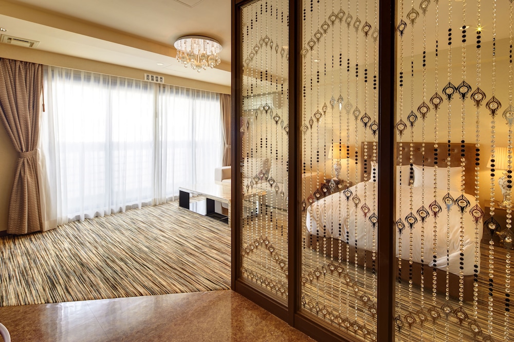 プレミアム ルーム ダブルベッド 1 台 バルコニー 客室2 | シークレット ハウス牧志