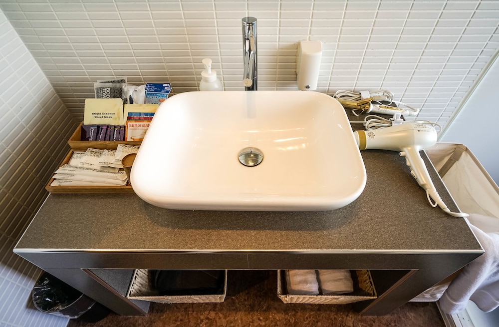 エグゼクティブ ルーム クイーンベッド 1 台 バルコニー バスルームのシンク0 | シークレット ハウス牧志