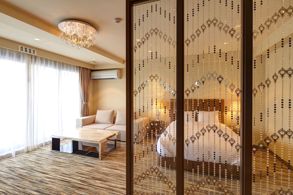 プレミアム ルーム ダブルベッド 1 台 バルコニー 客室3 | シークレット ハウス牧志