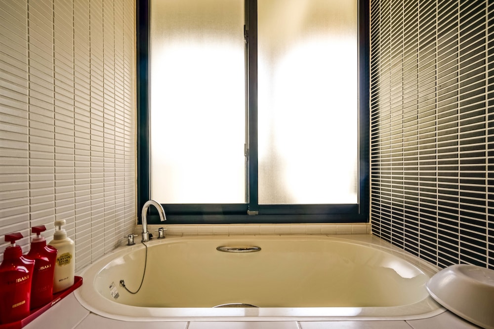 エグゼクティブ ルーム クイーンベッド 1 台 バルコニー 深めの浴槽0 | シークレット ハウス牧志