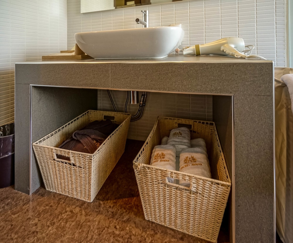 エグゼクティブ ルーム クイーンベッド 1 台 バルコニー バスルームの設備6 | シークレット ハウス牧志