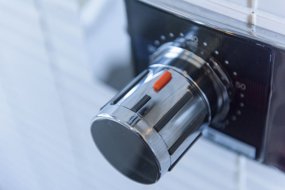 エグゼクティブ ルーム クイーンベッド 1 台 バルコニー バスルームのシャワー0 | シークレット ハウス牧志