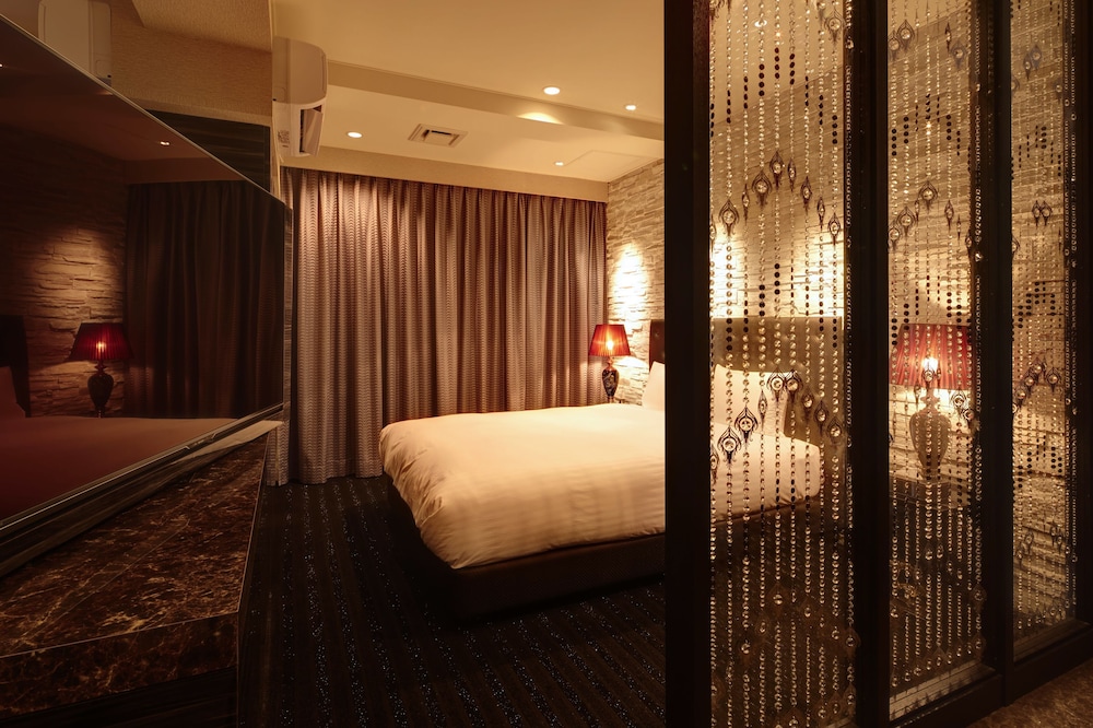 エグゼクティブ ルーム クイーンベッド 1 台 バルコニー 客室2 | シークレット ハウス牧志