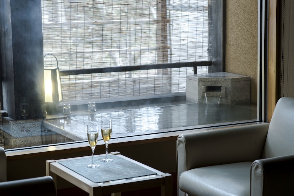 露天風呂付き客室　次の間付き和室 バスルーム0 | 深山荘 高見屋