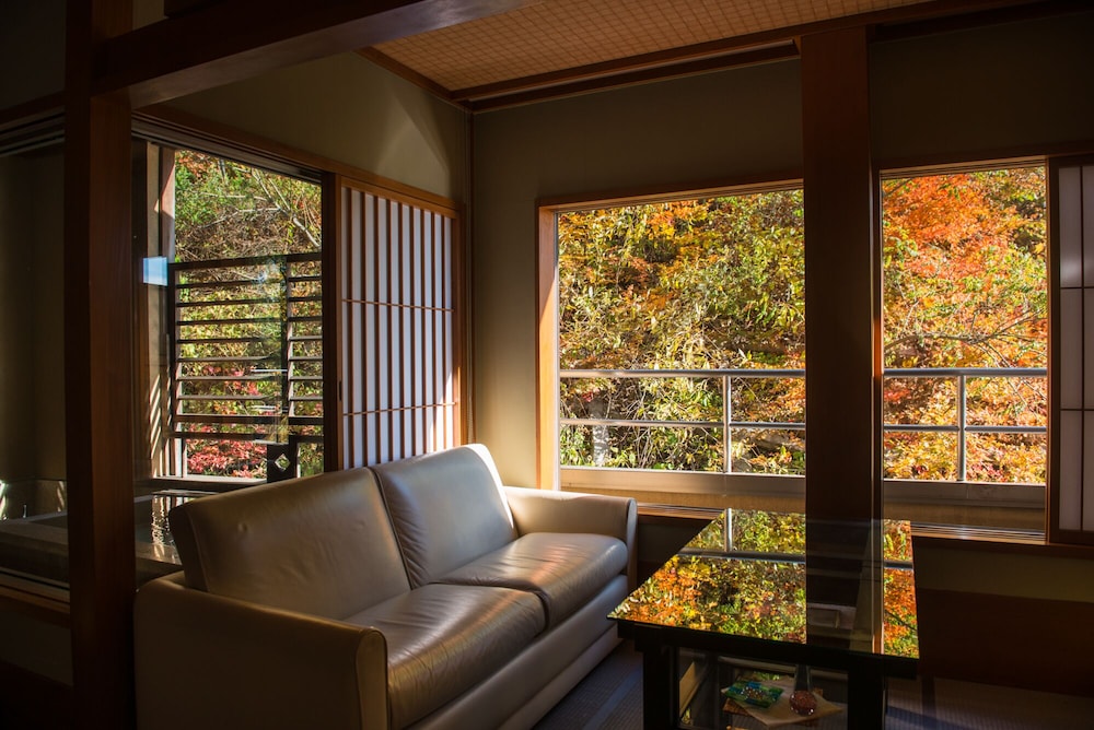 露天風呂付き客室　次の間付き和室 リビング エリア0 | 深山荘 高見屋